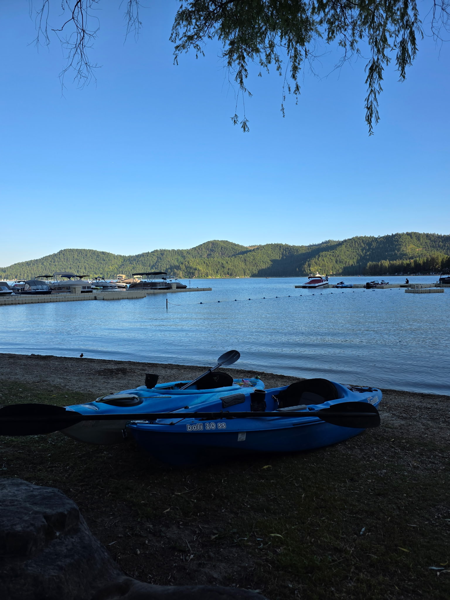 Kayaks on lake shore with mountain views - Equipment rentals available
